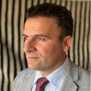 Të kujt jemi ne, atdhe?