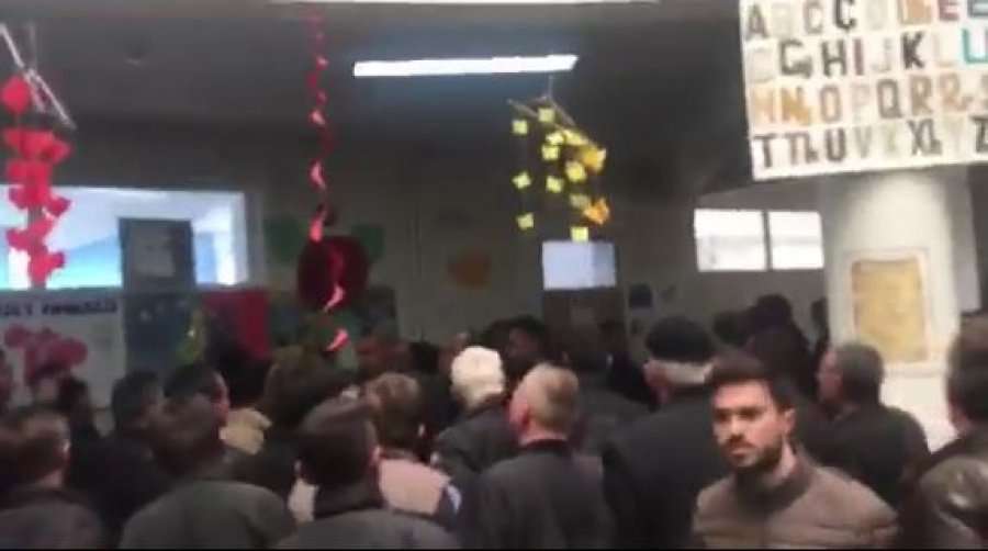 Grushte në Kuvendin e PDK-së në Skenderaj