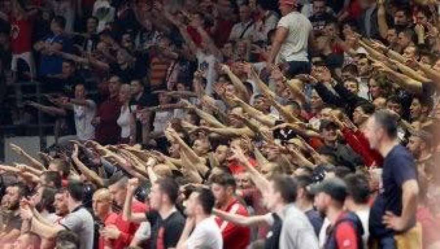 Skandaloze: Tifozët e Crvena Zvezdës i fyejnë shqiptarët