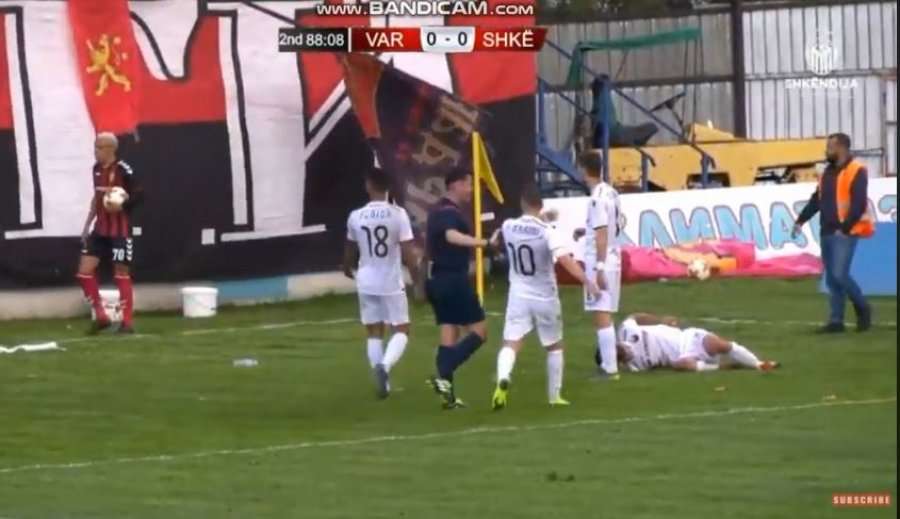 Futbollisti i Shkëndijës goditet nga tifozët e Vardarit, këndohen këngë kundër shqiptarëve