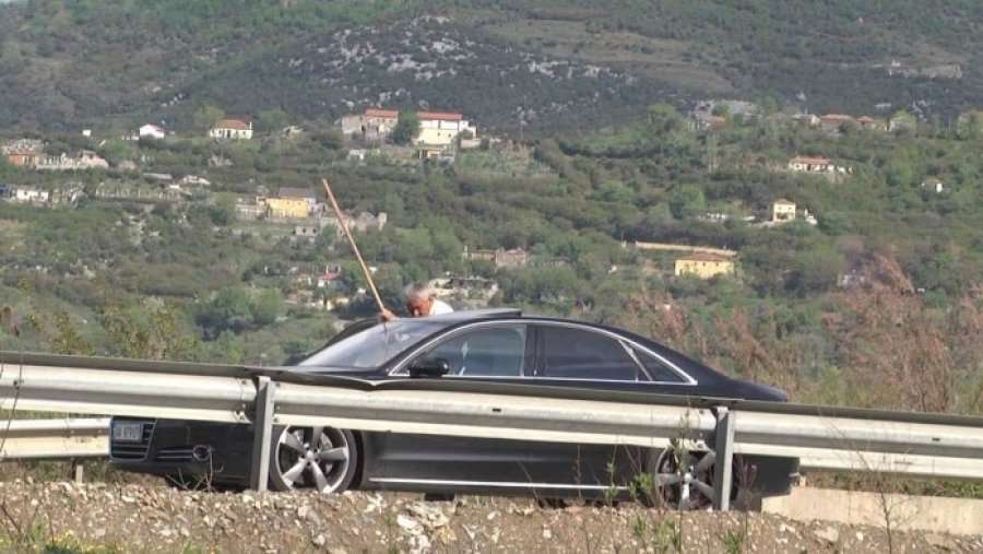 Vidhen flamujt në autostradë e magjistrale