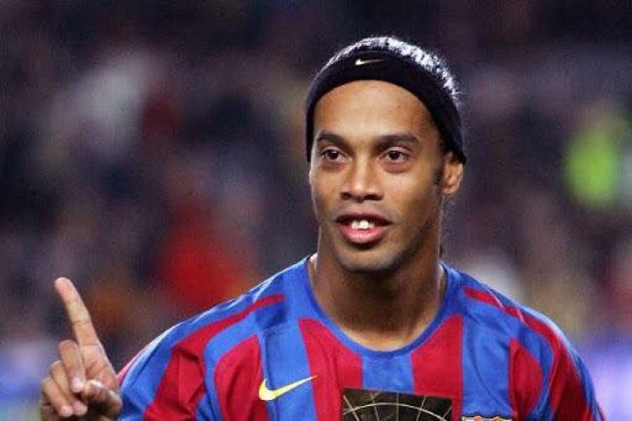 Prognoza interesante e Ronaldinhos për duelin Barcelona - Man United