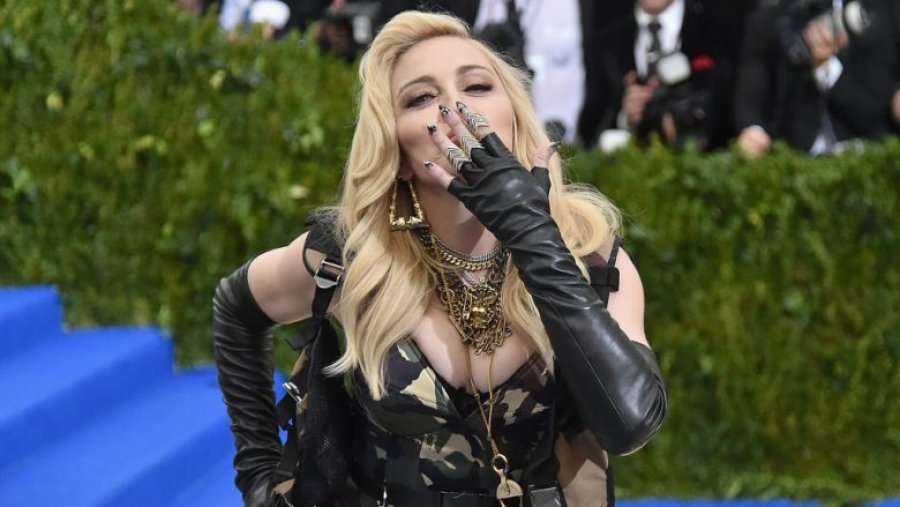 Përmes një klipi të shkurtër, Madonna paralajmëron albumin e ri