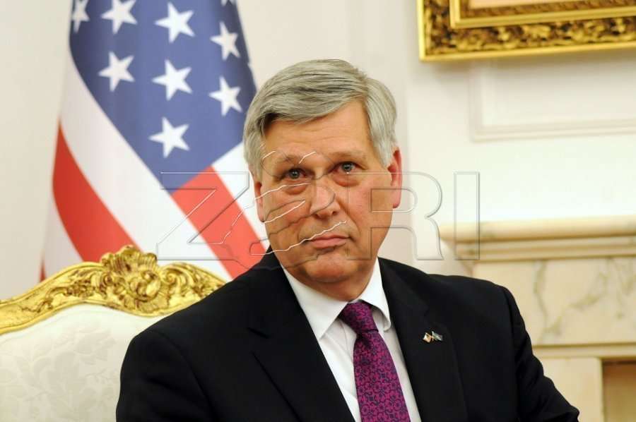 Ambasadori Kosnett uron Pashkët