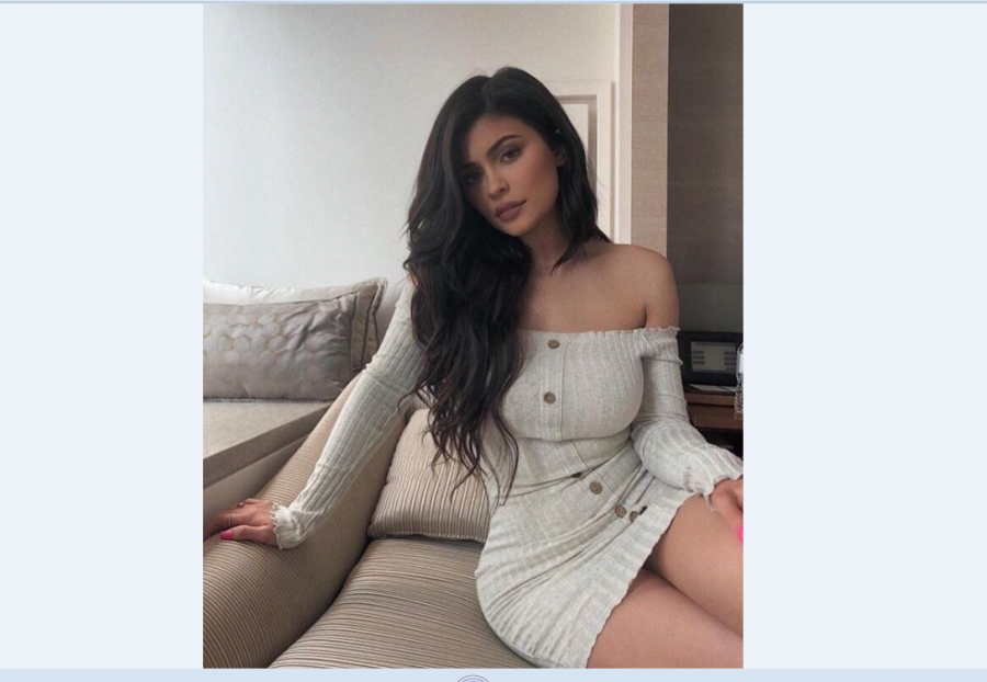 Me fustan të shkurtër e transparent, Kylie zbulon shumë nga pjesët intime