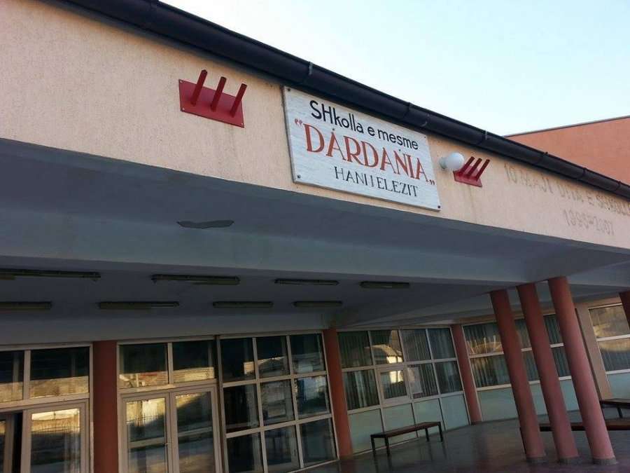 Profesorat dhe nxënësit në ekskursion, i “vendoset dryni” një shkolle në Han të Elezit