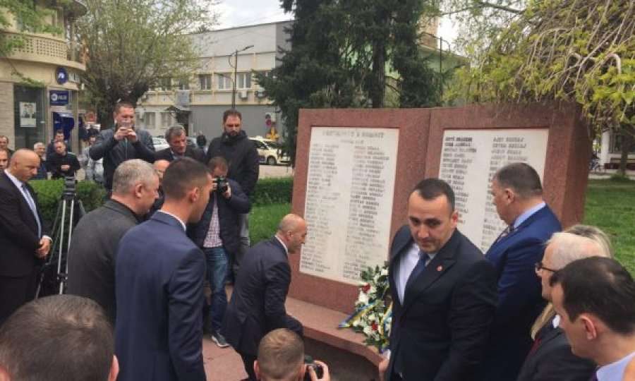 Haradinaj bën homazhe tek shtatorja e vëllait të tij, Shkëlzen Haradinaj