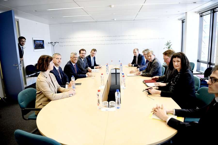 Thaçi flet për vizat, Hahn për taksën