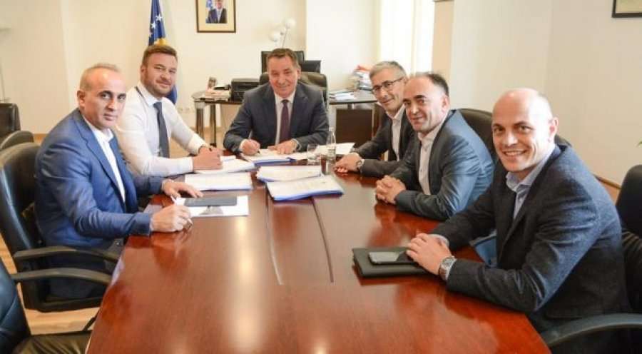 Lekaj nënshkruan kontratat 8 milionë e 256 mijë euro për dy segmente të rrugës Dollc – Gjakovë
