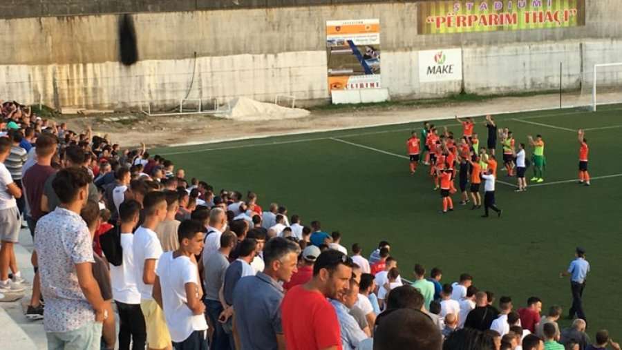Futbollisti i Ballkanit shet jakne për 550 euro! Komentuesit tallen keq me të