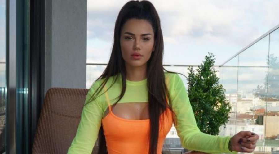 Vishet ngushtë dhe pozon para pasqyrës, kaq joshëse duket Morena