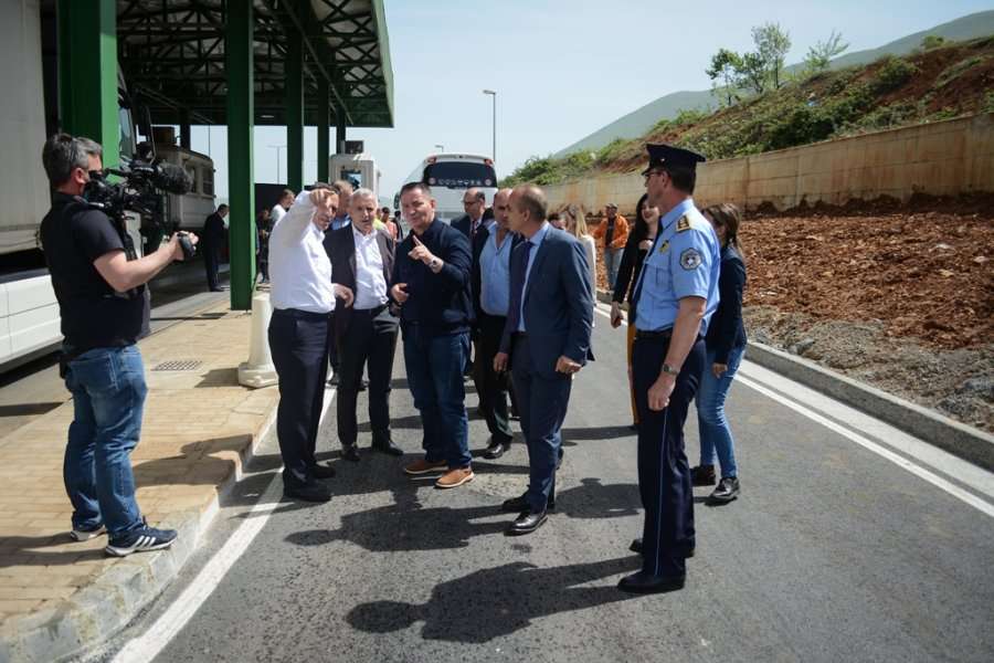 Përurohet shiriti rrugor shtesë në pikën doganore të Morinës