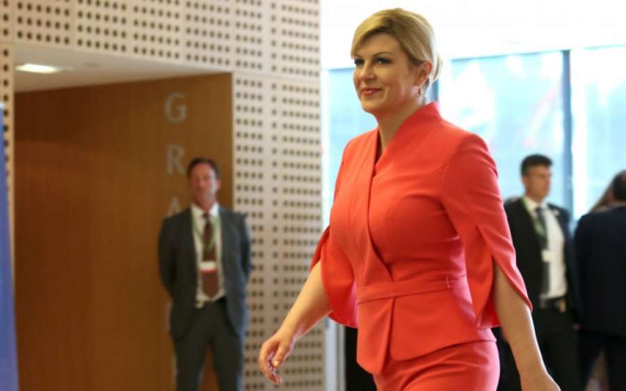 Премьер Хорватии впечатляет своим купальником и яркими аксессуарами