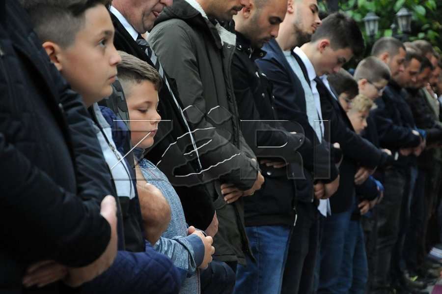 Drenas, falja u bë me veshje kombëtare