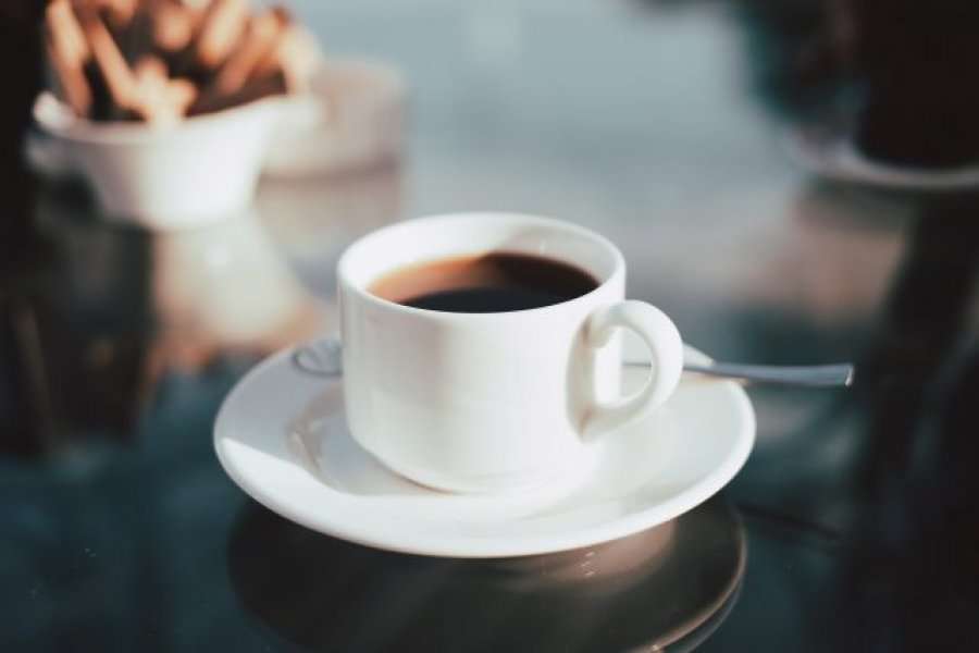Kosovarët të dhënë pas luksit, për një vit konsumohen 7 mijë tonë kafe dhe 3 mijë tonë cigare