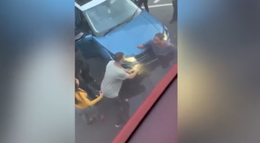 Momenti kur një grua shtypet mes dy makinave
