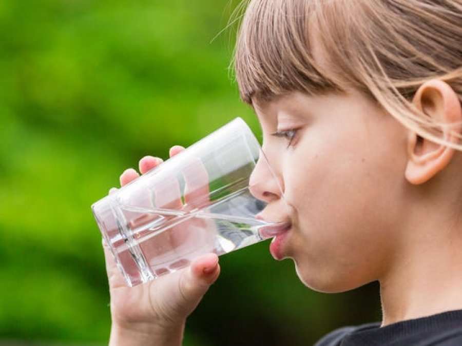 Dehidratimi tek fëmijët, simptomat dhe kujdesi gjatë verës