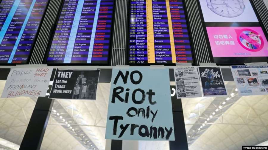 Rifillojnë fluturimet në aeroportin e Hong Kongut