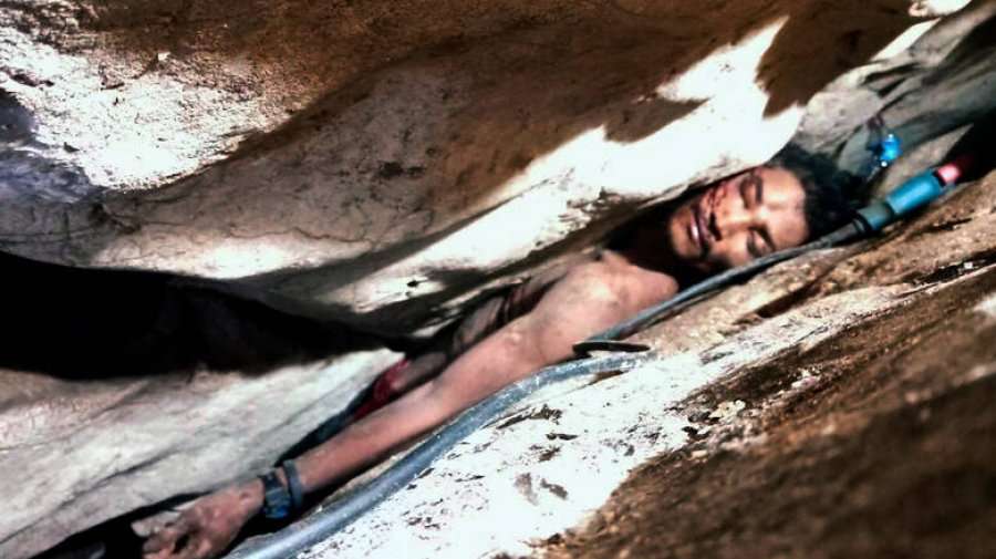 Një burrë bllokohet midis dy shkëmbinjve për katër ditë