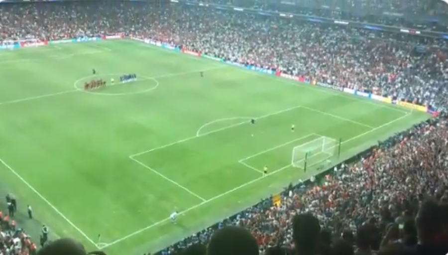Momenti rrënqethës kur Abraham humb penalltinë dhe Liverpoolit fiton Superkupën