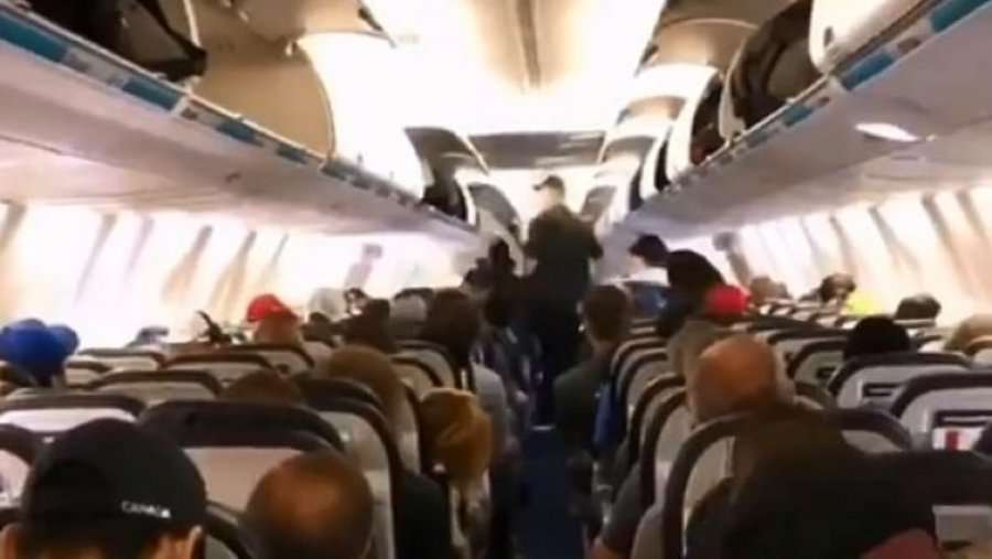 Niveli lartë i edukatës së udhëtarëve kanadezë, mënyra mbresëlënëse si dolën nga aeroplani