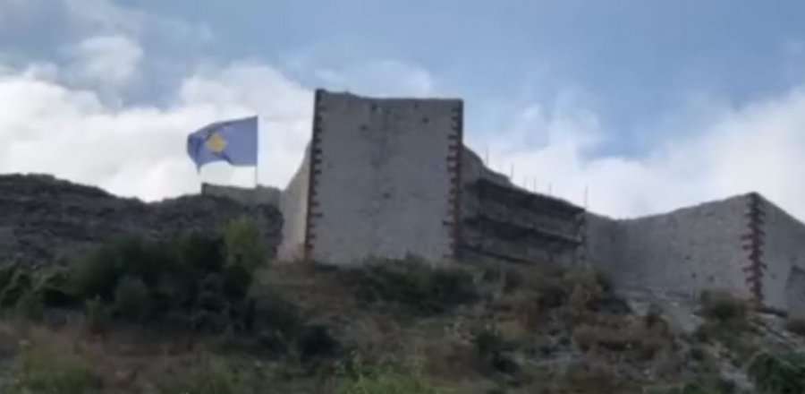 Skandaloze: Serbët e heqin flamurin e Kosovës në Kalanë e Artanës
