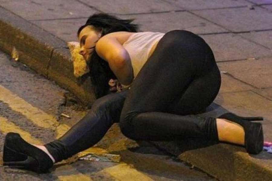 Çmenduri – fotografi që tregojnë se çfarë bëjnë vajzat kur dehen