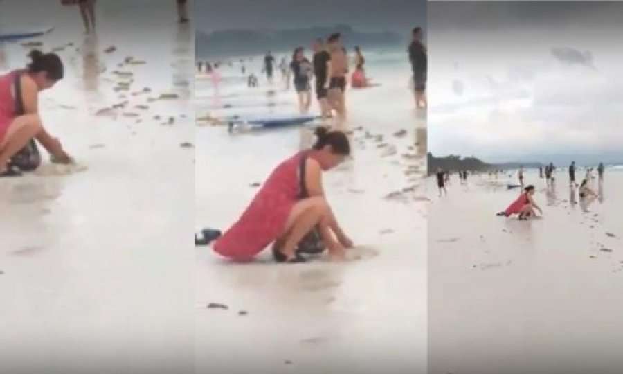 Autoritetet mbyllin gjithë plazhin pasi turistja tentoi të mbulojë pelenën me rërë