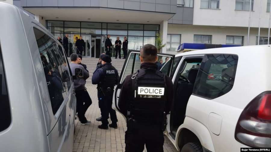 Ushtron dhunë psikike ndaj gruas dhe fëmijëve, policia vepron