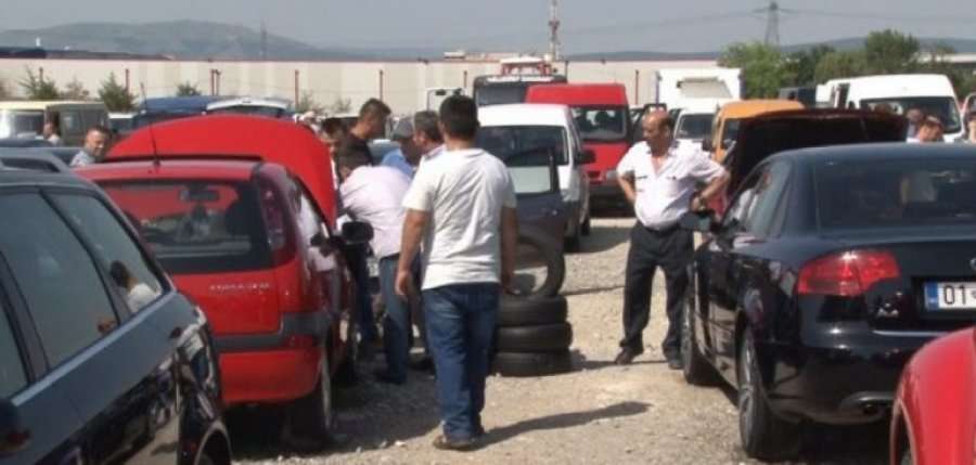 Shet veturën, por arrestohet nga Policia në Fushë Kosovë