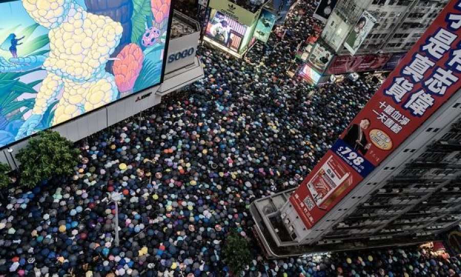 1.7 milionë persona protestojnë rrugëve të Hong Kongut