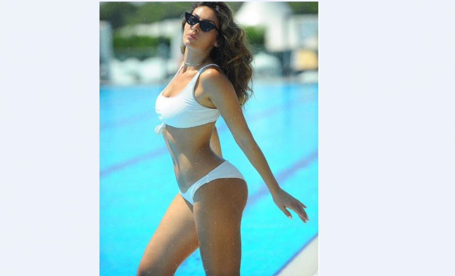 Norën moti se keni parë më seksi, në fustan të kuq pozon në pozitë tejet provokuese