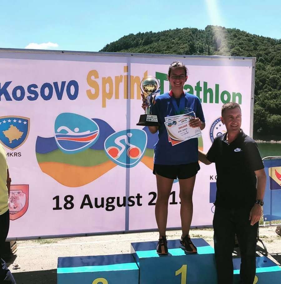 Atletja Rita Zeqiri fiton kampionatin e parë të Kosovës në Triathlon