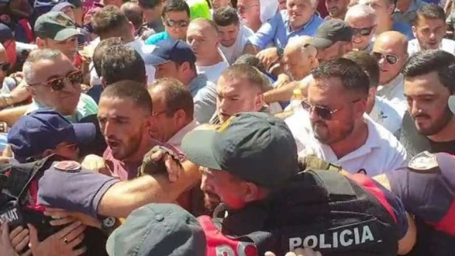 Protesta në Shkodër, qytetarët përplasen me policinë