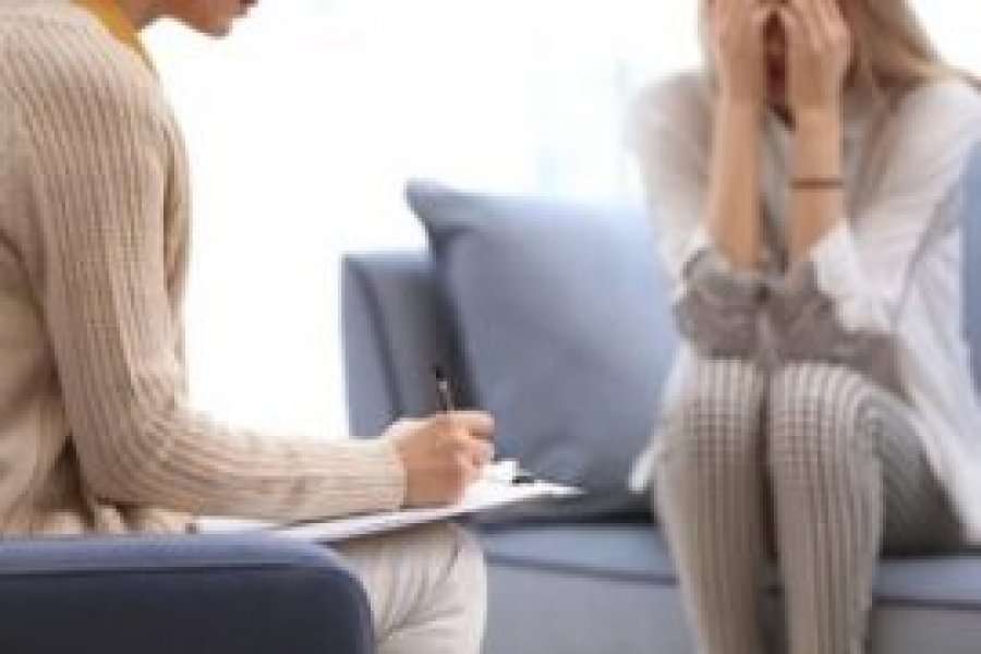 Terapia psikologjike ndihmon në uljen e dhembjeve