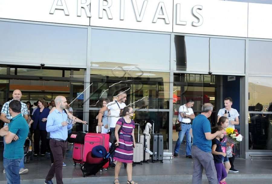 Aeroporti suspendon nëntë punëtorë grevistë