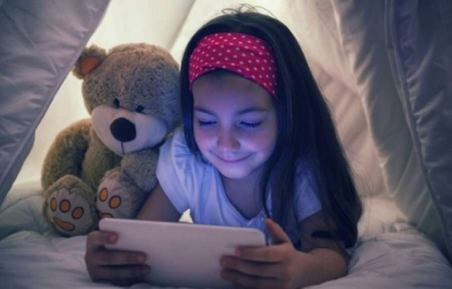 Përdorimi i pajisjeve elektronike mbi 2 orë në ditë i bën fëmijët impulsiv