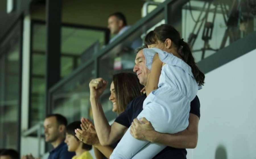 E gjithë Kosova flet për koalicione, Kadri Veseli me familje shikon futboll