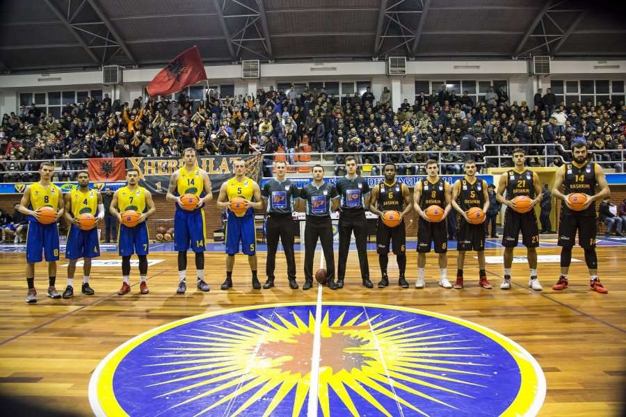 Golden Eagle Ylli përforcohet me një amerikan