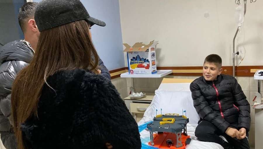 Morena dhe Stresi vizitojnë djalin që u hodh nga kati i pestë shkak i tërmetit