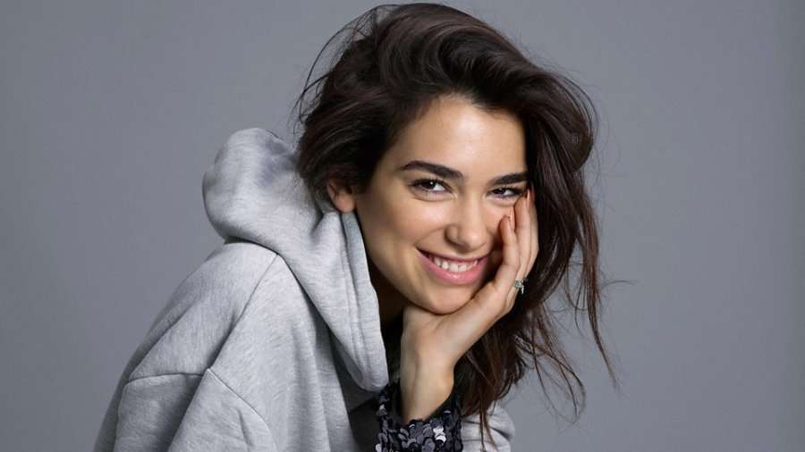 Dua Lipa shfaq fotografi nga fëmirija