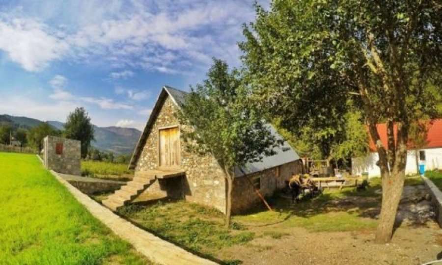 Fshati që ka vetëm shqiptarë por ku nuk lejohet të flitet shqip