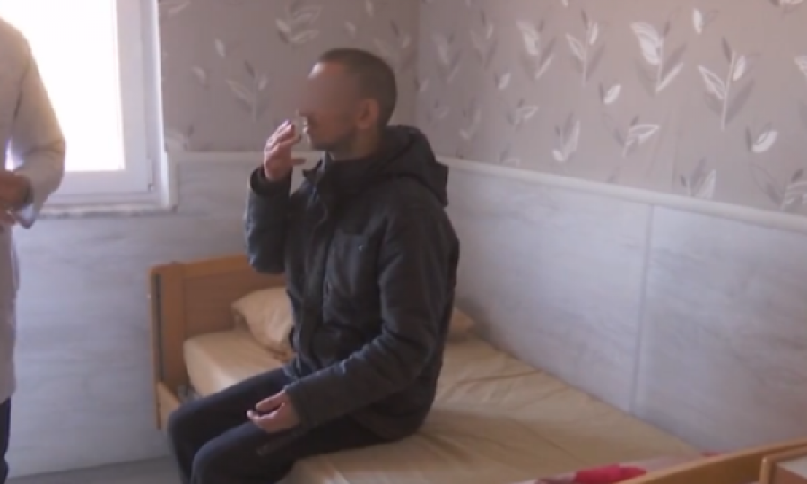 Për 18 vite u mbajt i lidhur me zinxhir në shtëpi, shteti e merr nën kujdes 35 vjeçarin nga Kaçaniku