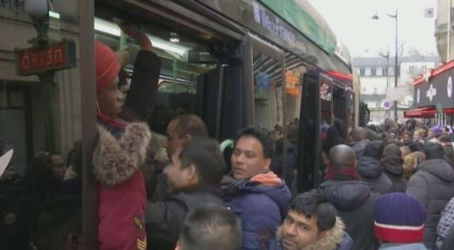 Franca e paralizuar nga greva, transporti në kaos
