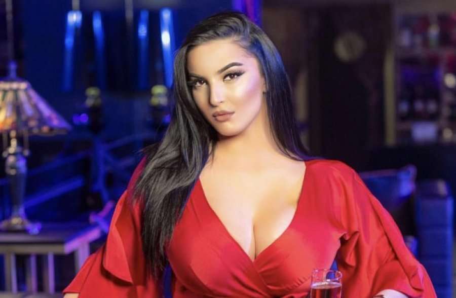 Blerona shpërthyese edhe me kilo më pak, kjo pozë e fundit merr shumë vëmendje