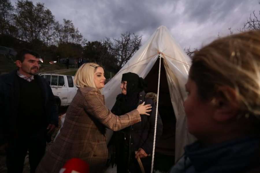 Bebe Rexha flet për ndihmat e dhënë për Shqipërinë: ‘M’u thye zemra’