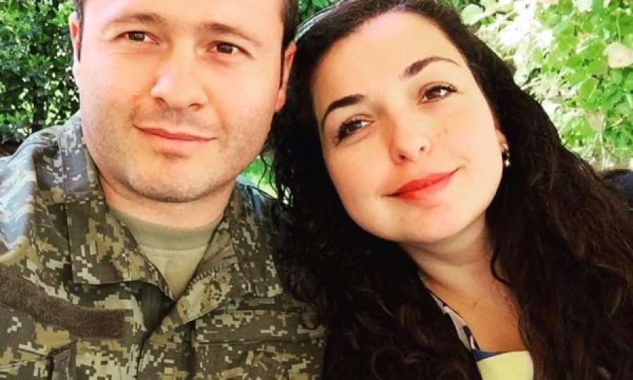 Burri i Vjosa Osmanit sqaron publikun për krizën politike
