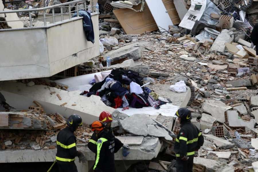 Yjet e Italisë, Turqisë dhe Greqisë mblidhen në një miqësore simbolike për tragjedinë e tërmetit