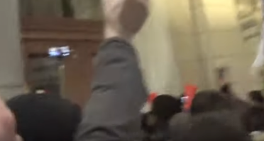 Protesta të ashpra anti-Vuçiq, tentohet hyrja brenda parlamentit në Serbi
