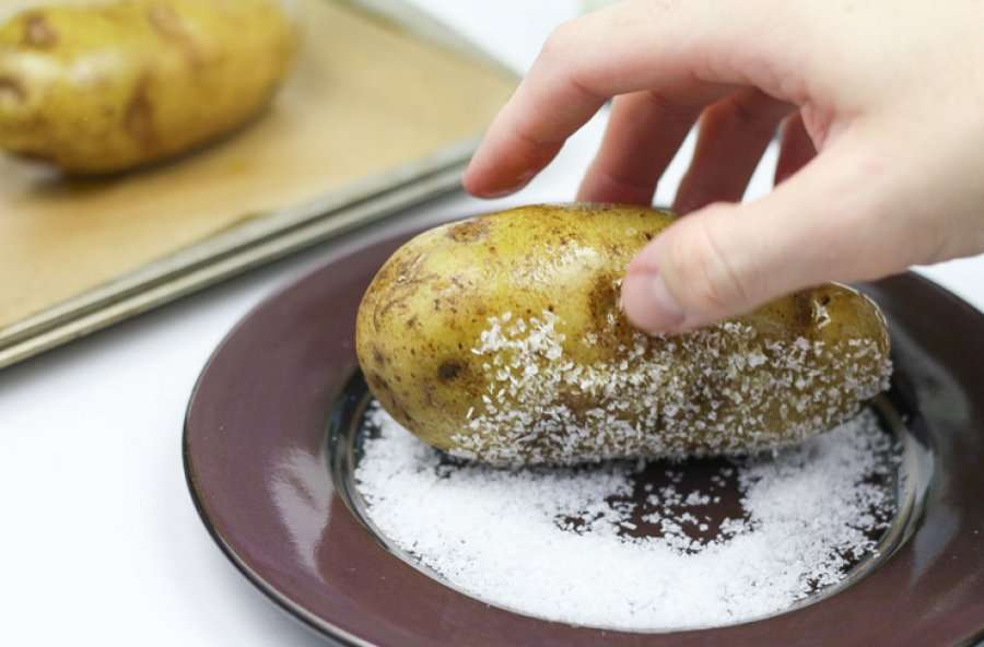 Patate dhe kripë për të hequr ndryshkun nga kuzhina juaj